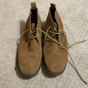 Men’s 9 1/2 Chukka suede shoes in great condition